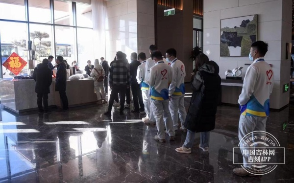 冬奥会特许商品热销 冰墩墩、雪容融两大“顶流”每天“秒空”休闲区蓝鸢梦想 - Www.slyday.coM