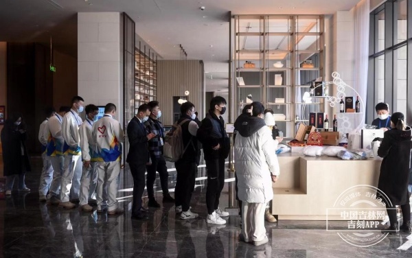 冬奥会特许商品热销 冰墩墩、雪容融两大“顶流”每天“秒空”休闲区蓝鸢梦想 - Www.slyday.coM