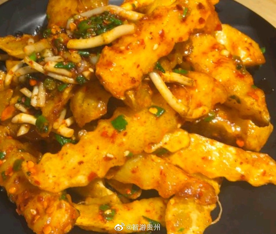 贵州的炸洋芋,一定要配上蘸水或者辣椒面才够味