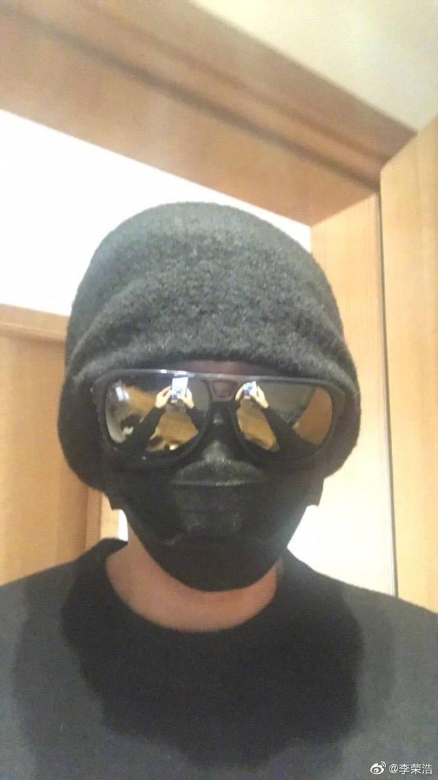 李荣浩晒出行造型被吐槽,粉丝从墨镜里看出一些端倪