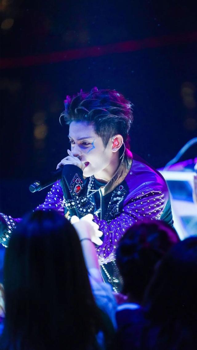 《闪光的乐队》初舞台完美开启，青春能量碰撞流行经典治愈冬日 蓝天下休闲区蓝鸢梦想 - Www.slyday.coM