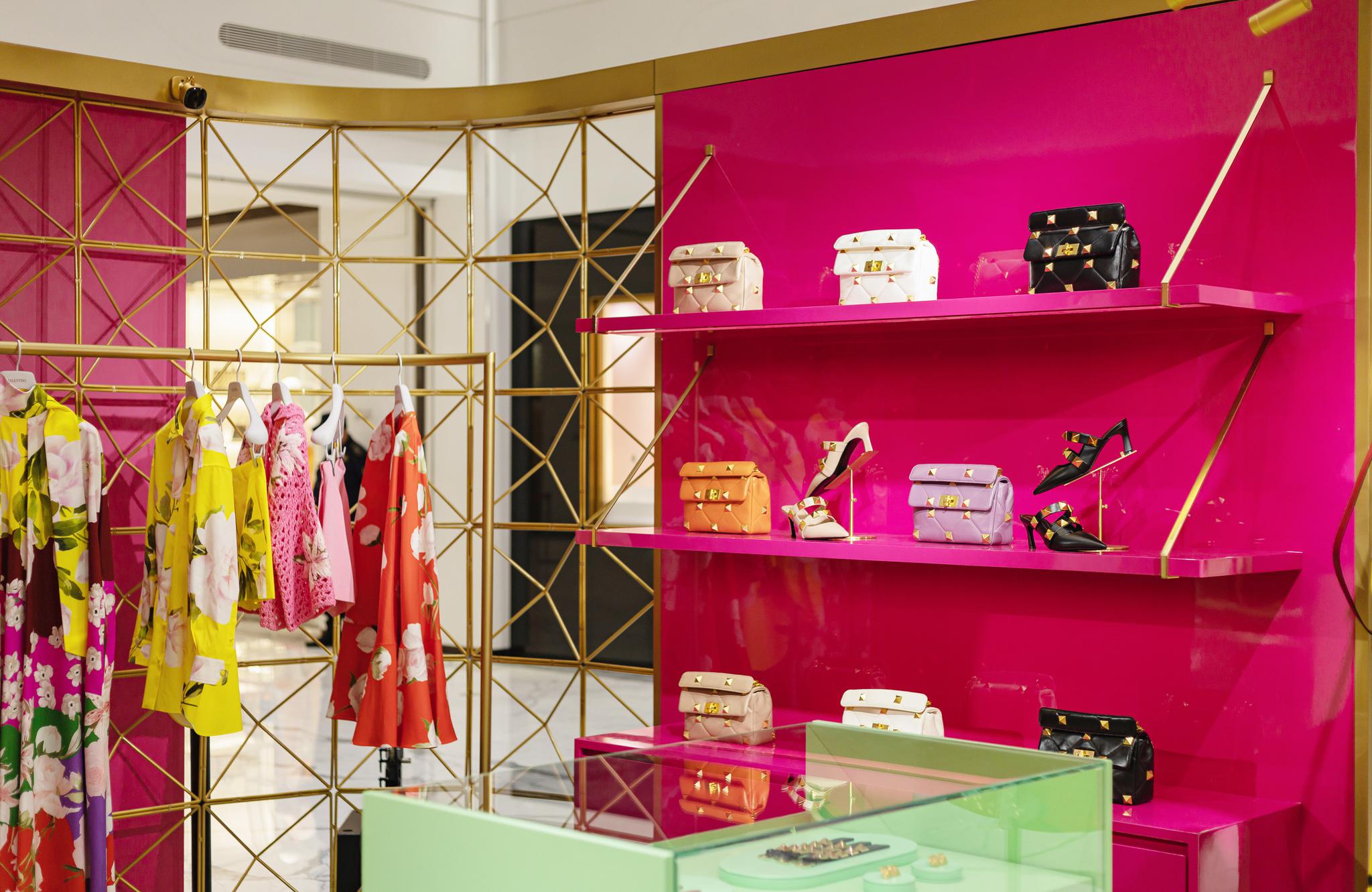 valentinoromanstud系列限时概念店在中国北京正式开幕