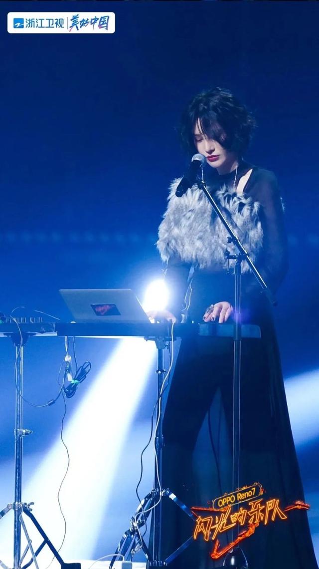 《闪光的乐队》初舞台完美开启，青春能量碰撞流行经典治愈冬日 蓝天下休闲区蓝鸢梦想 - Www.slyday.coM