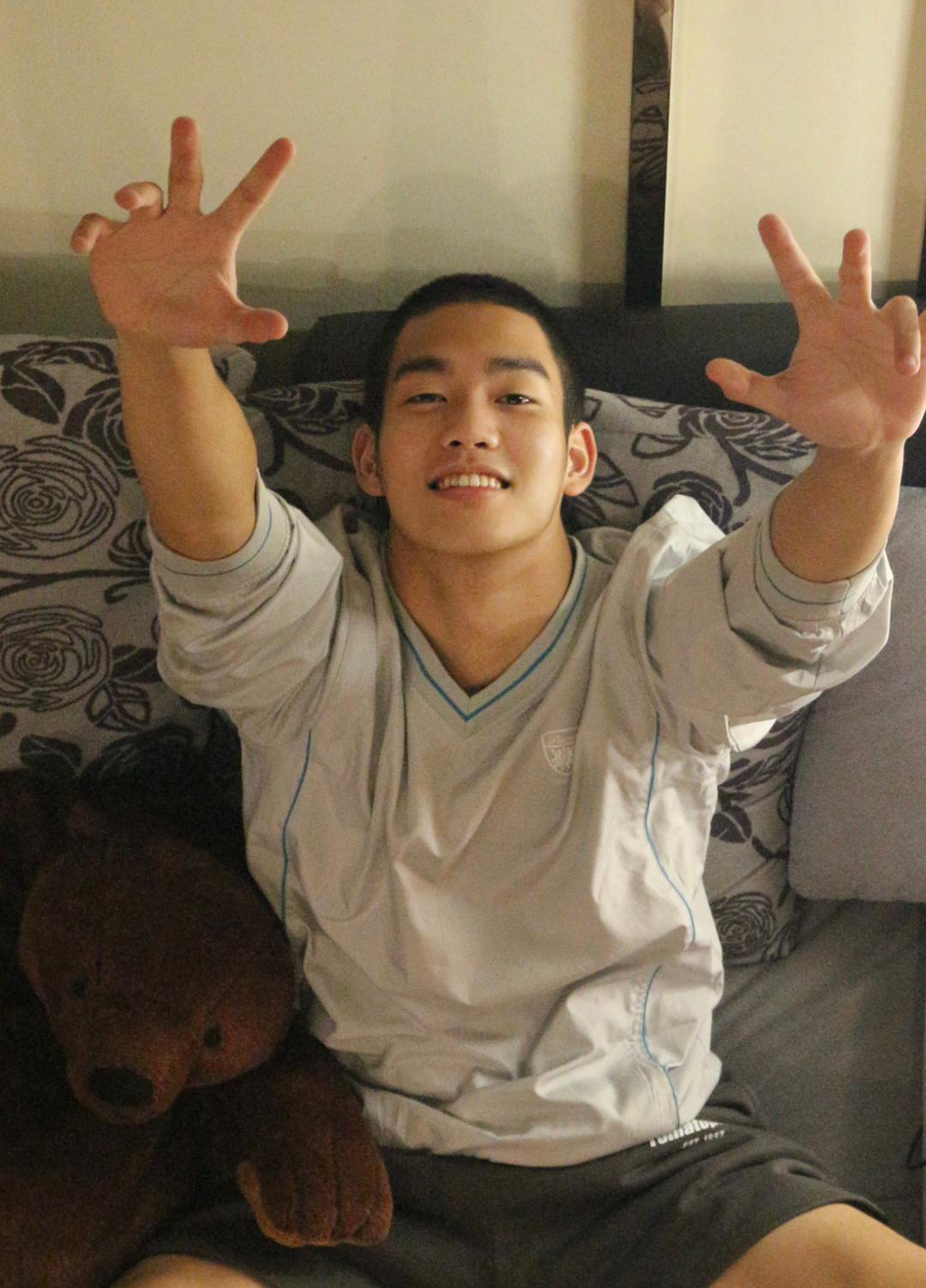 单眼皮寸头帅哥九连拍