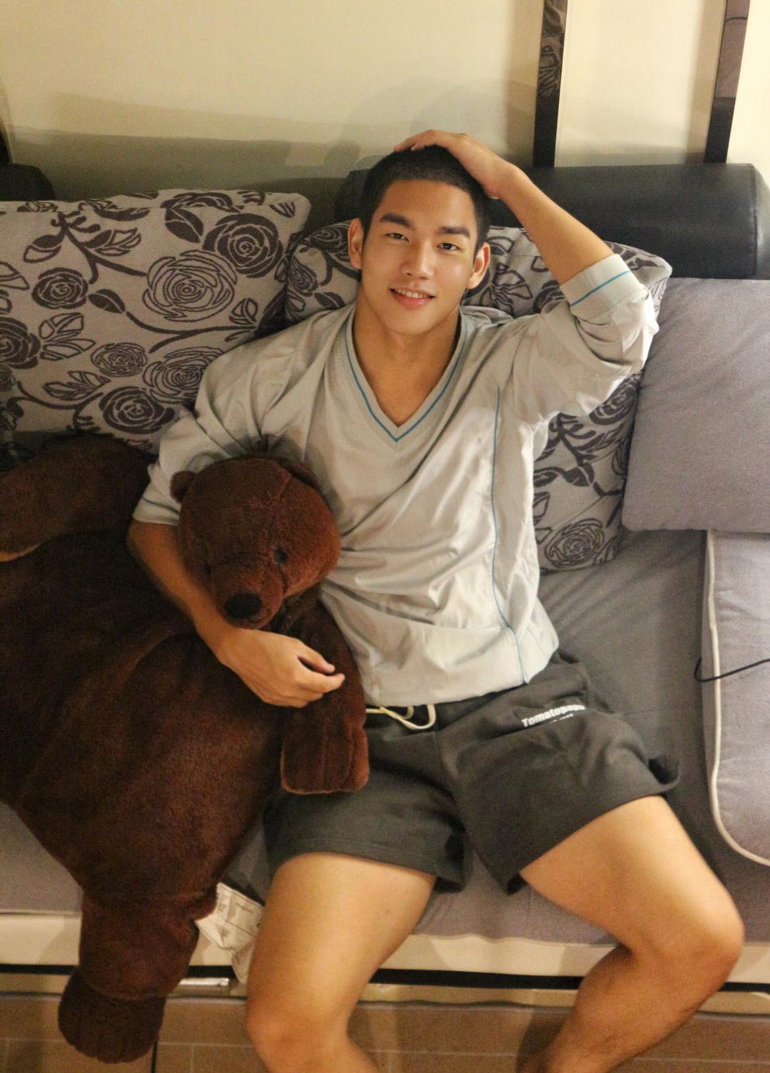 单眼皮寸头帅哥九连拍……_高清图集_新浪网