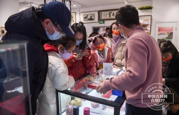 冬奥会特许商品热销 冰墩墩、雪容融两大“顶流”每天“秒空”休闲区蓝鸢梦想 - Www.slyday.coM