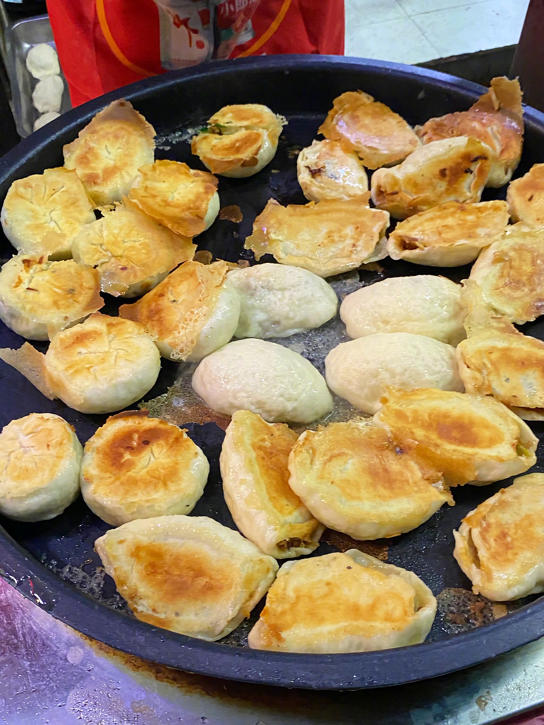 雨夜吃到了刚出锅的水煎包,好吃到我当场晕倒又一个鲤鱼打挺弹起来