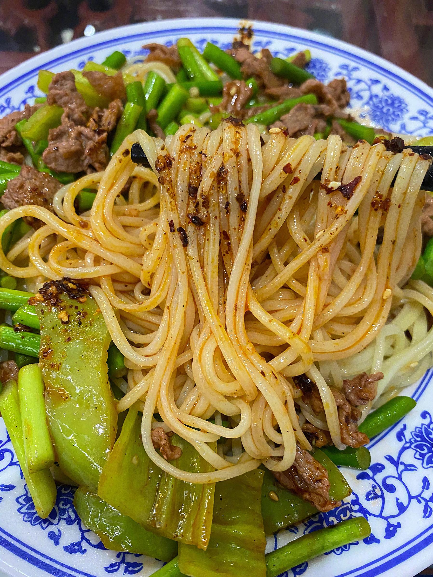 蒜苔炒肉拌面和油酥饼,点亮了这整个夜晚