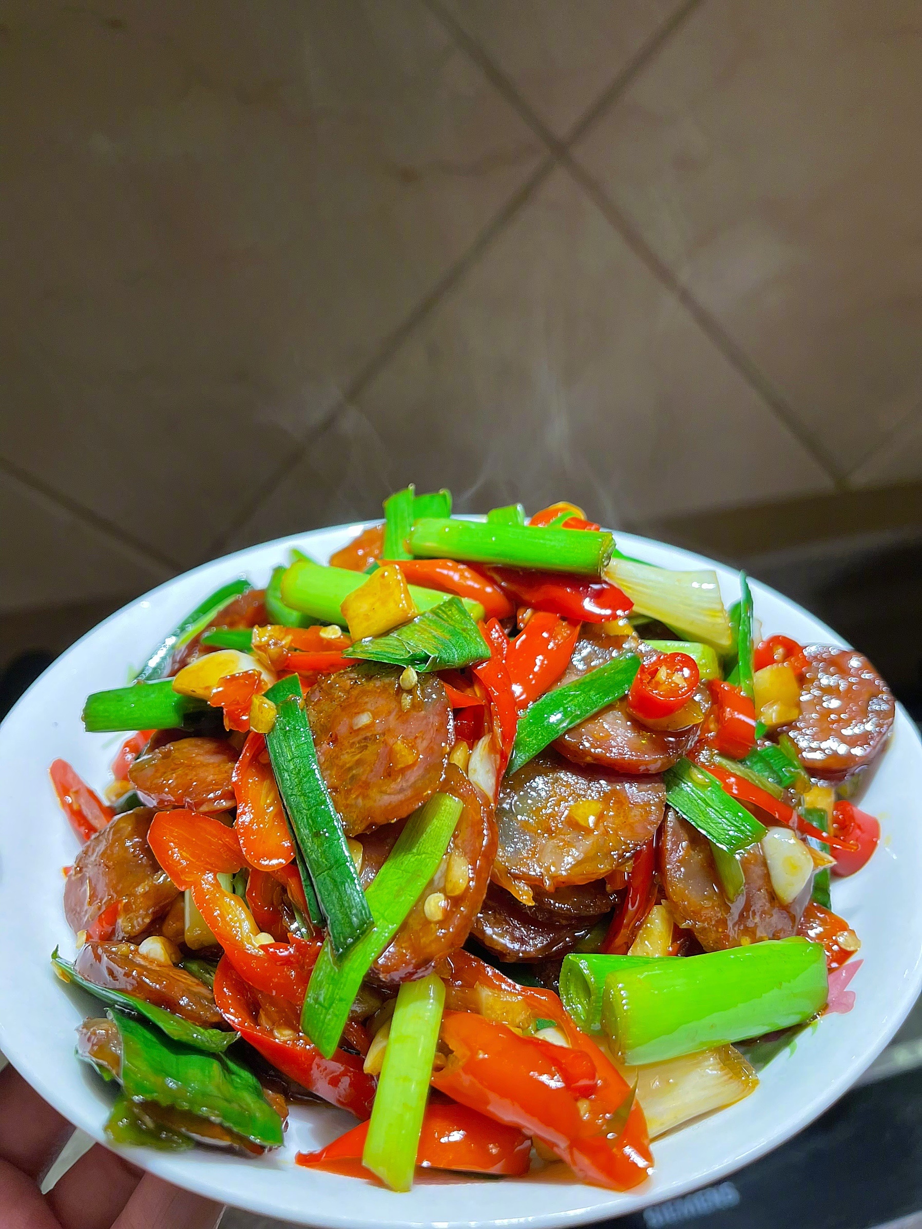 入秋后做的第一顿饭大蒜叶子炒腊肠酸辣豆芽