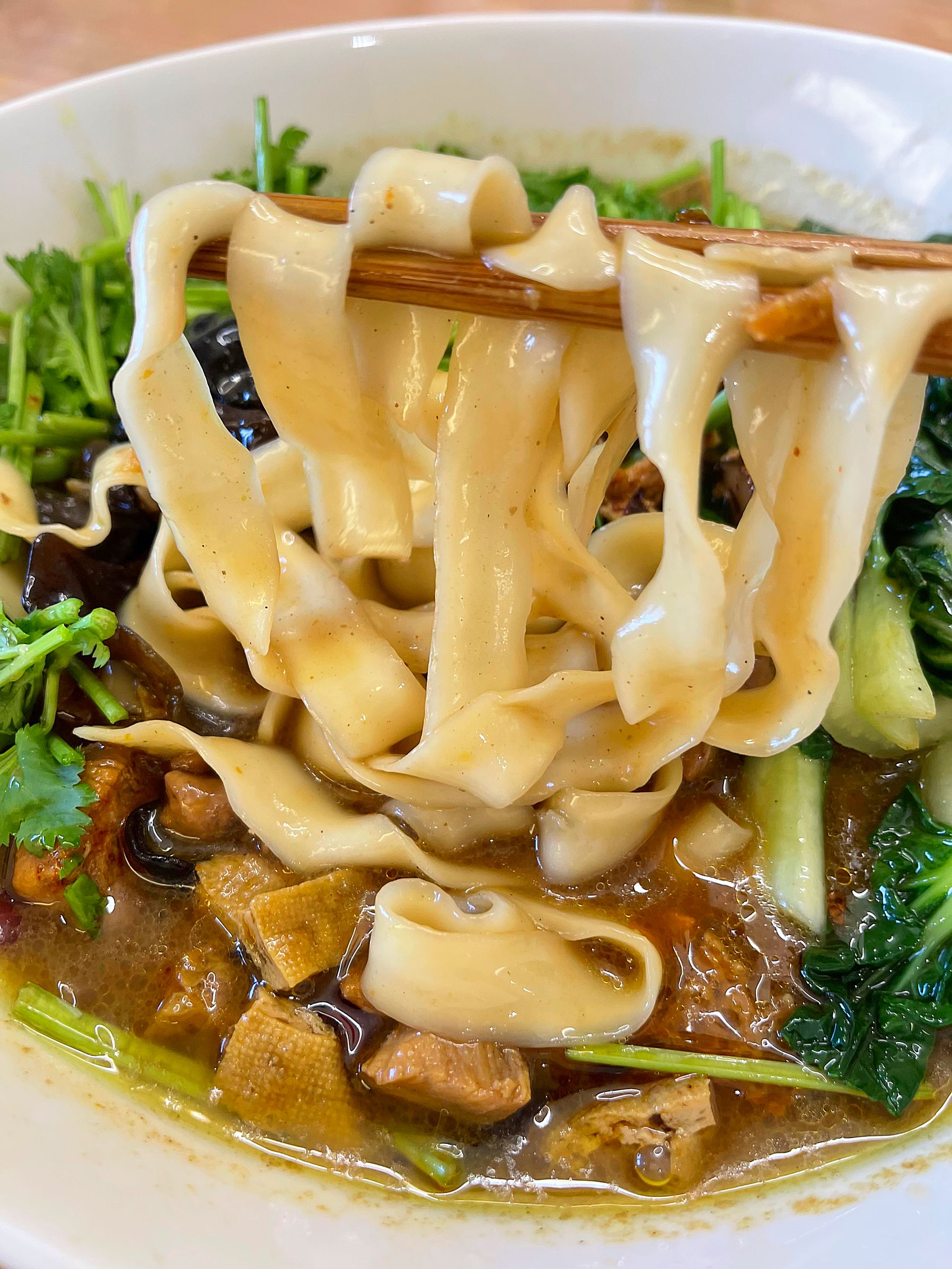 用鸡汤煮的刀削面热爱香菜的朋友让我看到你们的双手