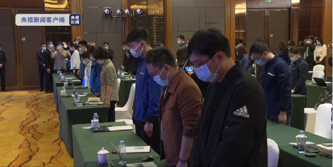 东航事故发布会现场为132名遇难人员默哀休闲区蓝鸢梦想 - Www.slyday.coM