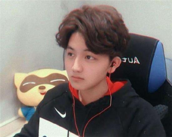 口袋被质疑开挂,线下自证失败了就退网|王者荣耀|虎牙_新浪新闻