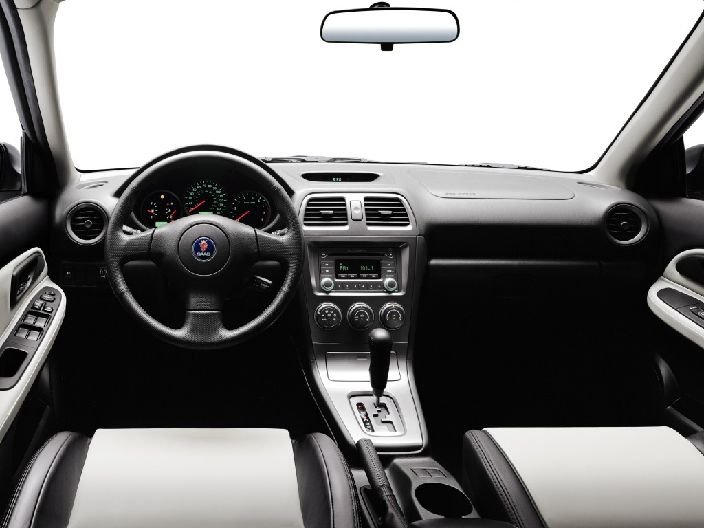 内饰方面,同样找不到萨博的设计元素.