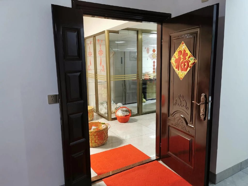 2,朝外开影响邻居出行,甚至大门相撞.