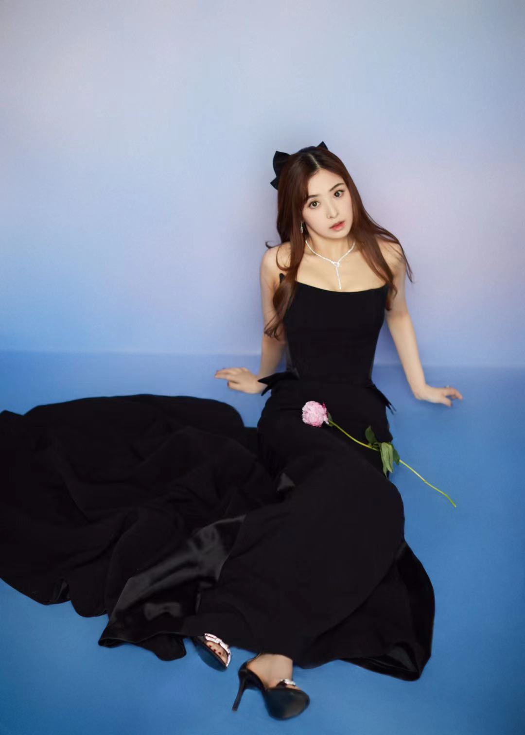 猫系礼服look又来了,讲真的,张含韵挺适合这一身装扮的