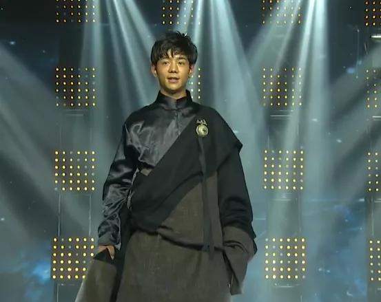 丁真舞台首秀表现惊艳,歌喉嘹亮不怯场,高清镜头素颜