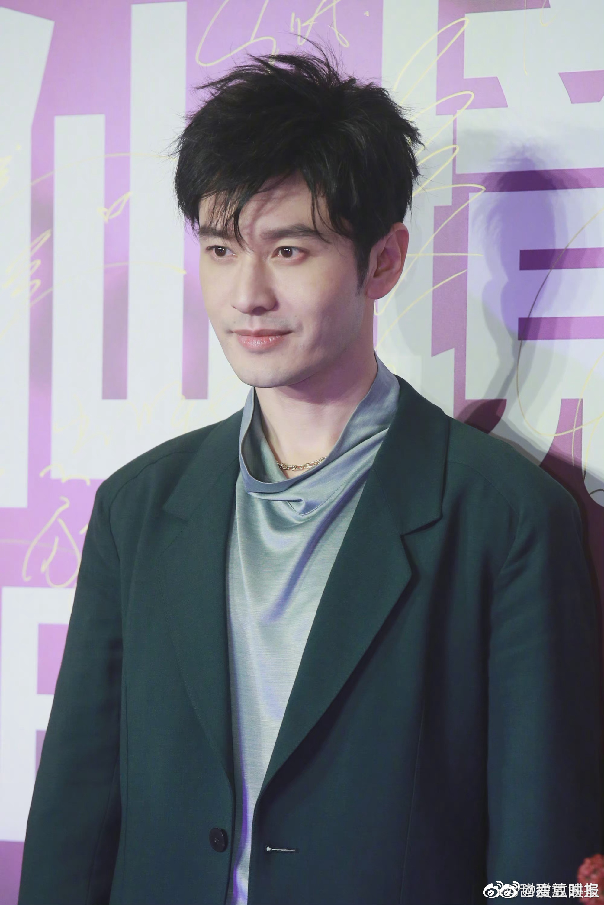 黄晓明出席活动,一身墨绿色西装清冷帅气