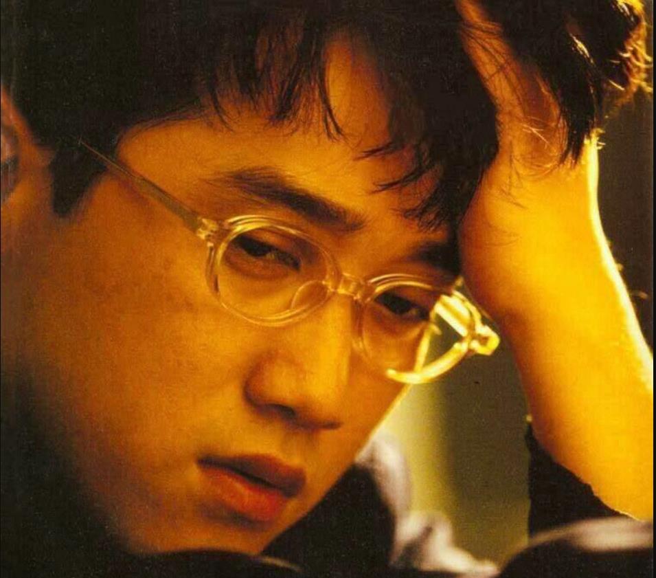 小刚与周传雄之间有一张专辑,你可曾看出他的憔悴与彷徨?