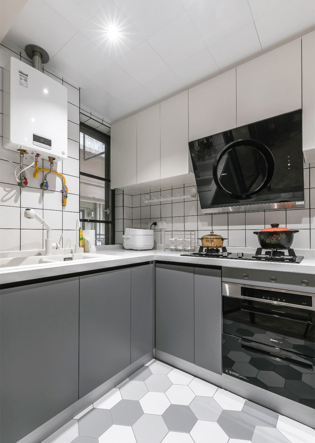 灰色橱柜门和地面的灰色六边砖非常搭,色彩干净清爽,高级感十足!