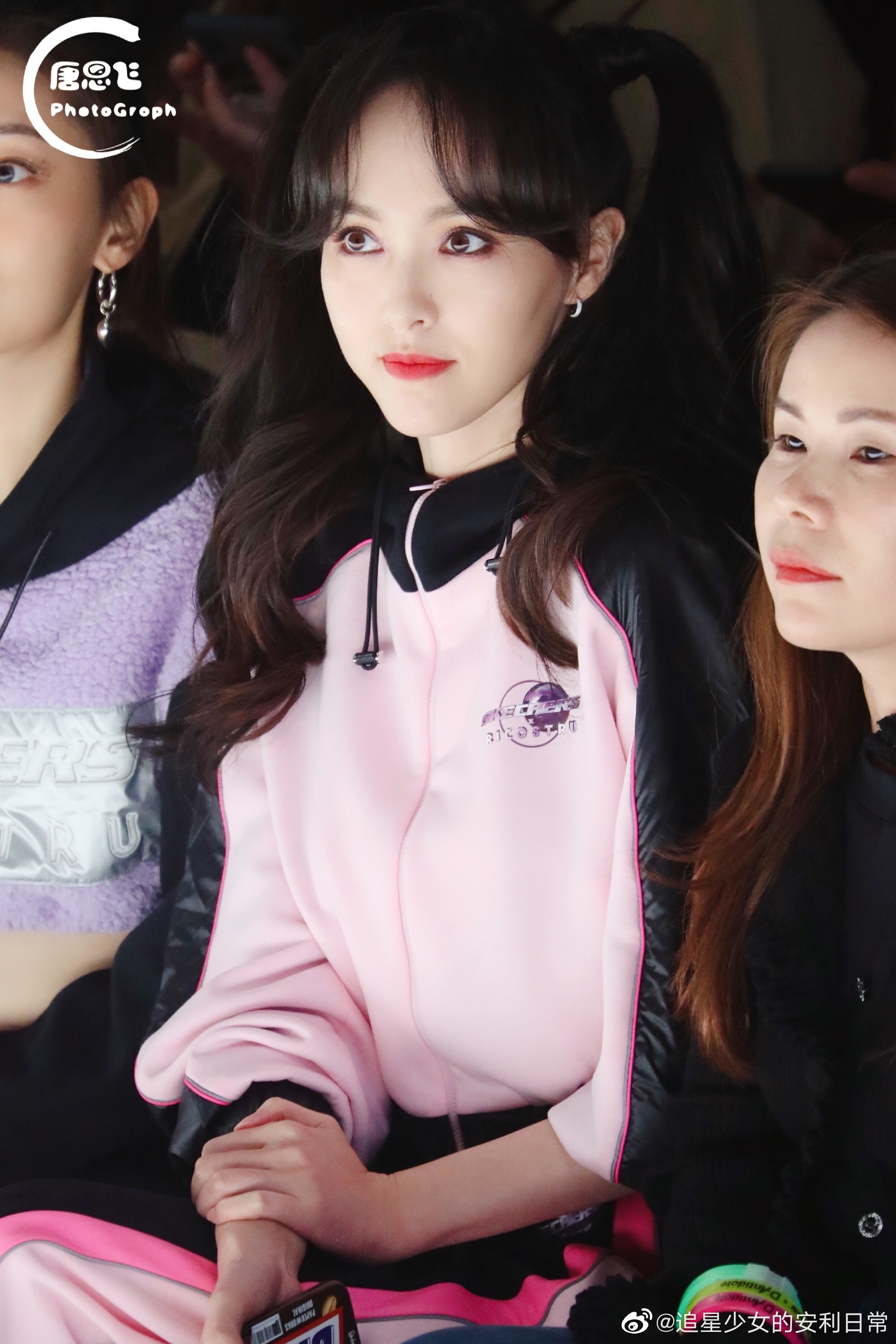 今天的唐嫣甜度超标啦,粉色系运动装搭配元气双马尾