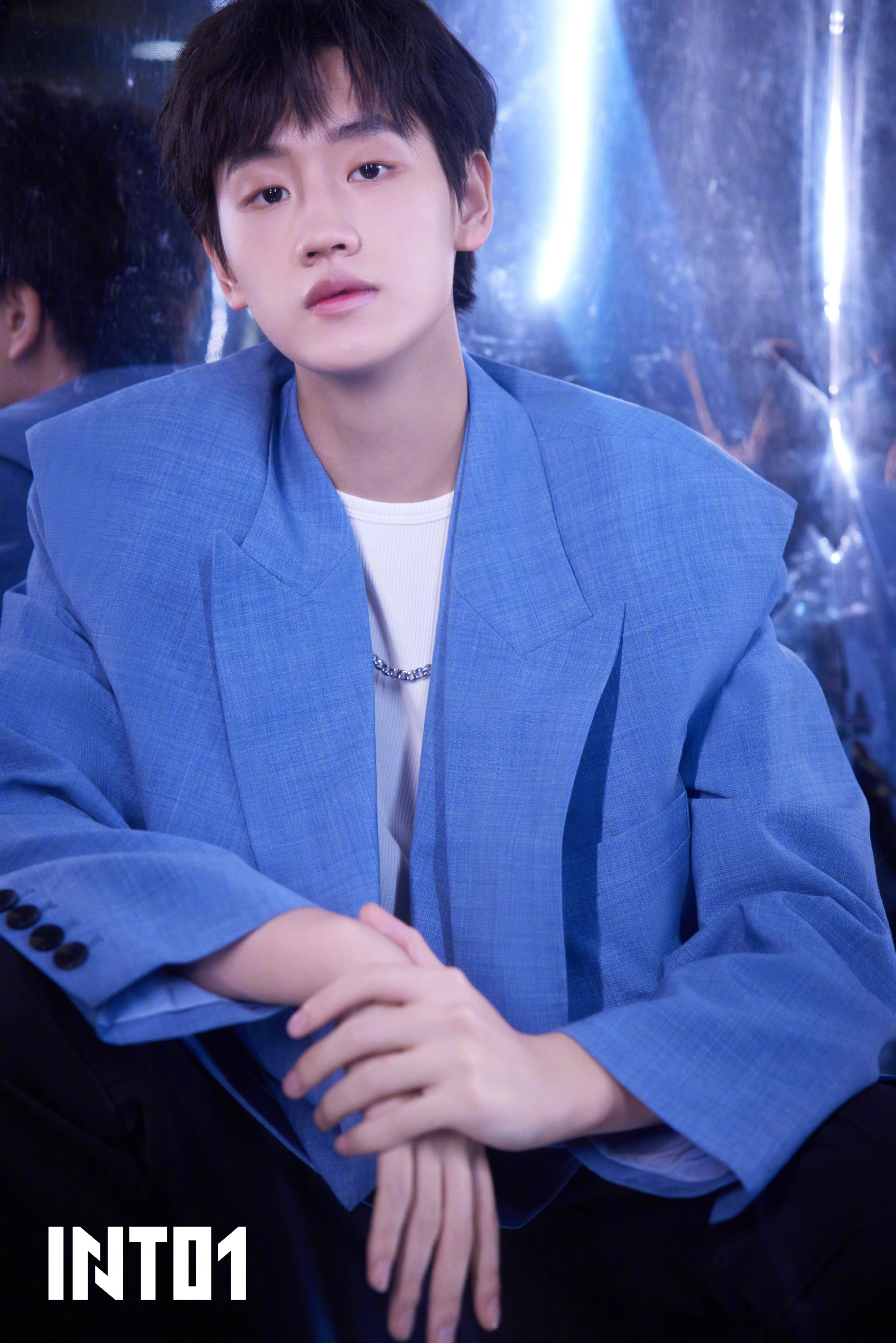 刘彰今日份直播造型 白t恤搭配蓝色衬衫,超级清新帅气!