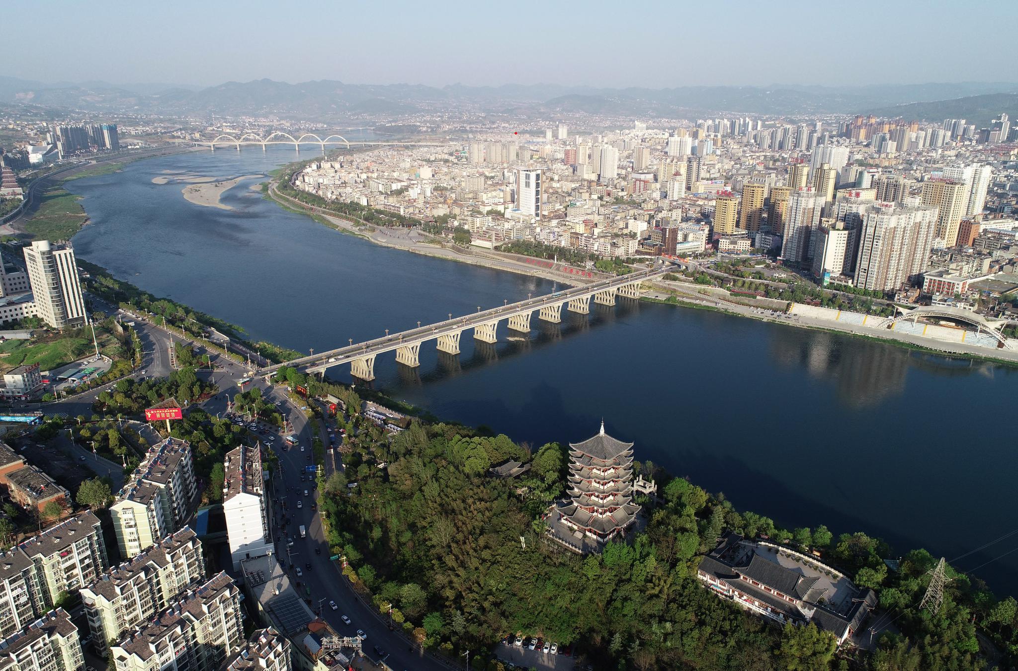 中国(安康)汉江龙舟节已经成为市民传统的庆祝方式,在端午节期间