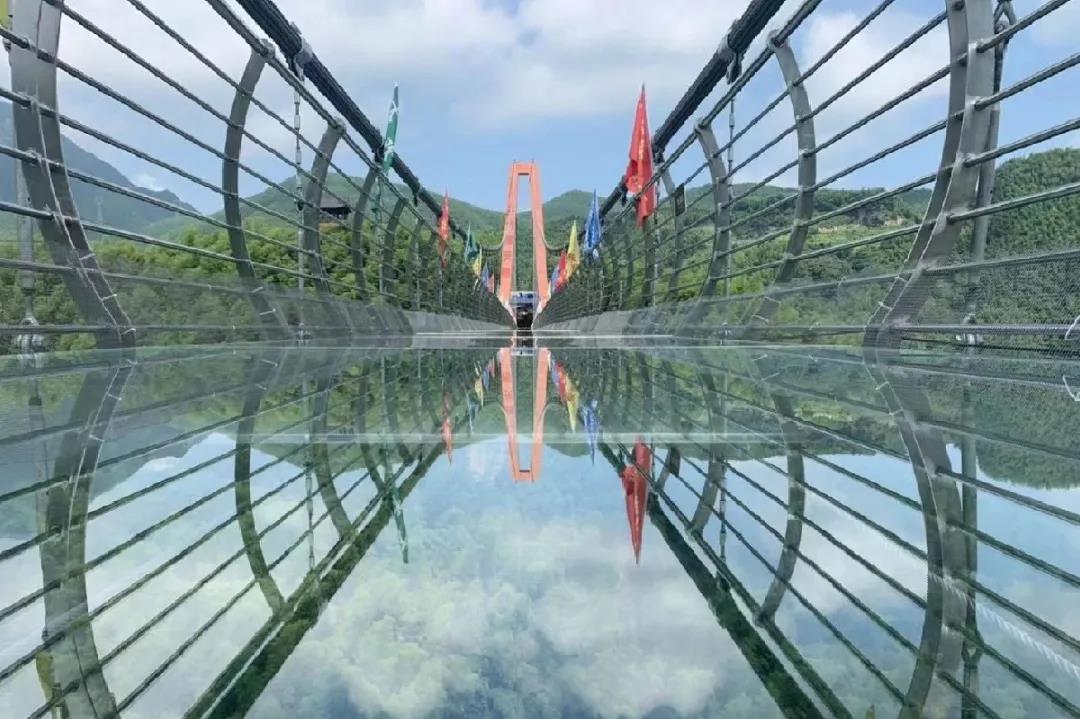 这座华东最长竹海玻璃天桥横跨两山之间,全长468米.