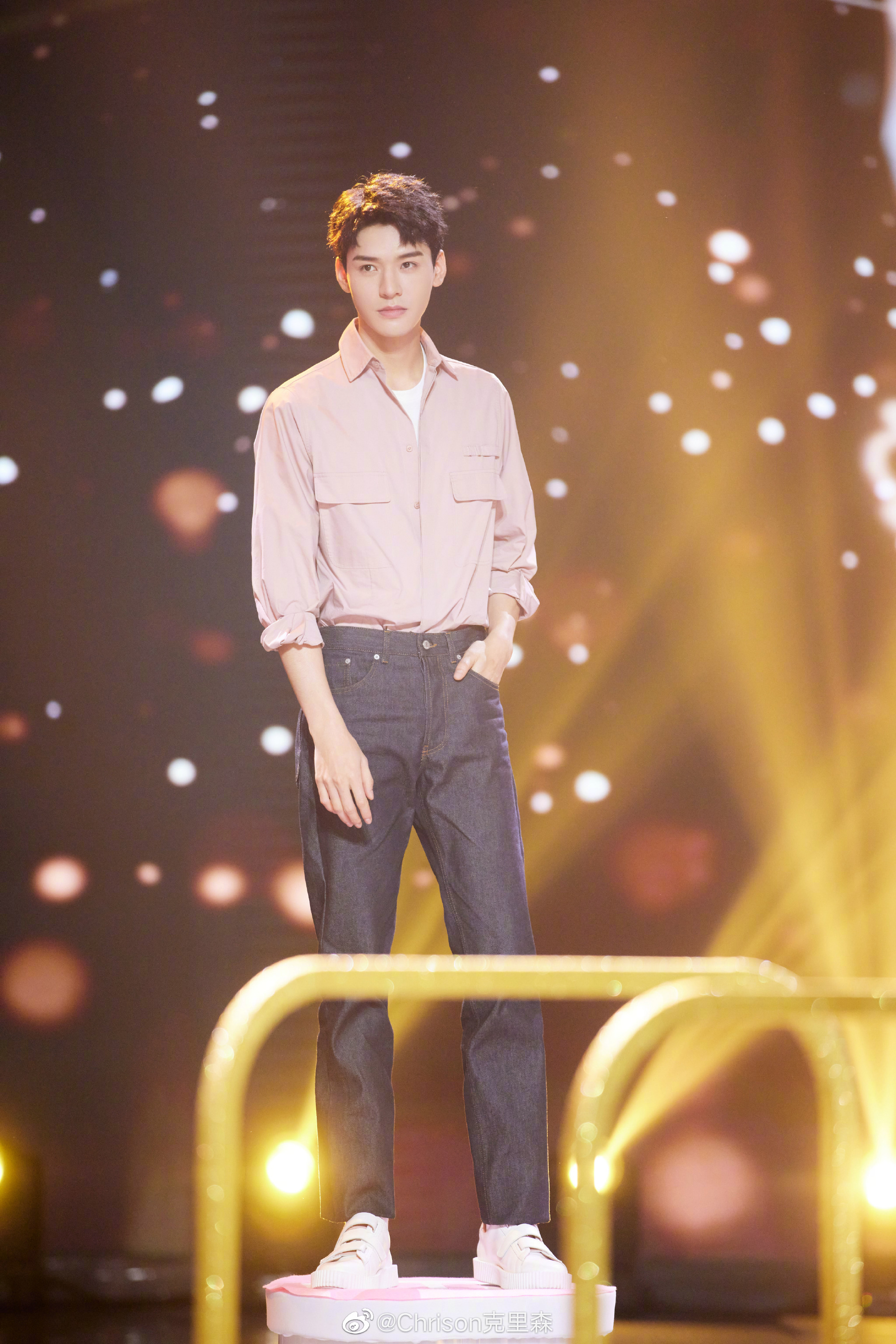 龚俊今晚《快乐大本营》造型,脏粉衬衫加牛仔裤