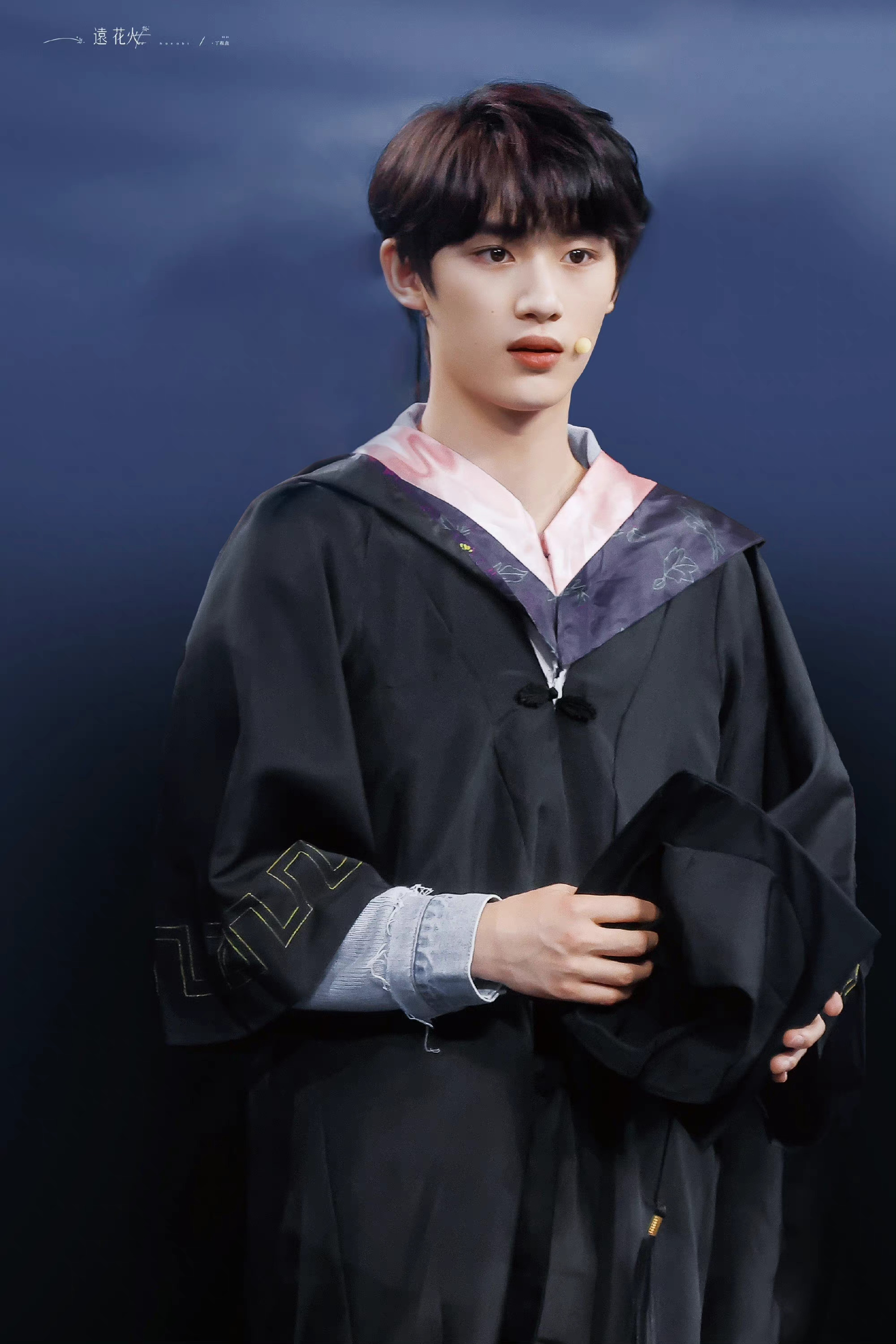 丁程鑫央视五四晚会饭拍~ 牛仔服,学士服造型