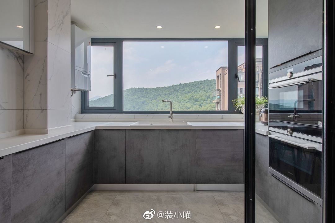 140平三居室,高堂素壁,无舒倦之劳,客厅吊顶的无主灯设计