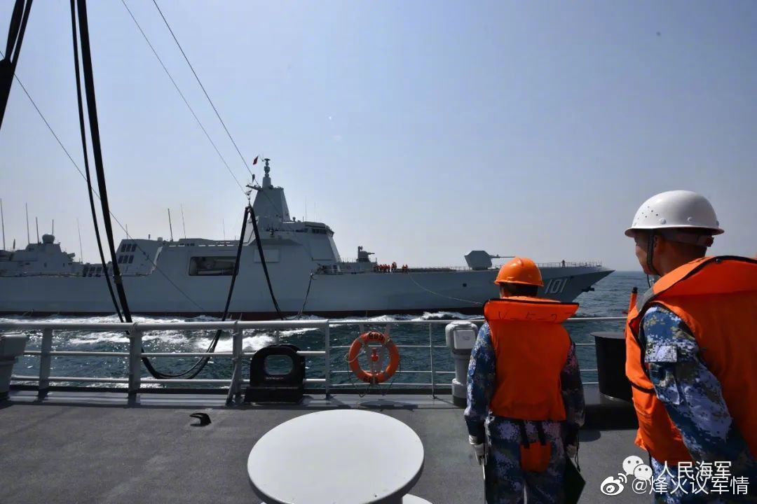 人民海军:101"南昌舰"海上接收补给
