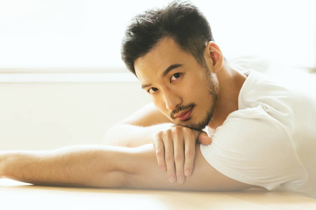 胡子肌肉大叔.胸毛真的很性感.这种成熟款应该很多人爱吧?图