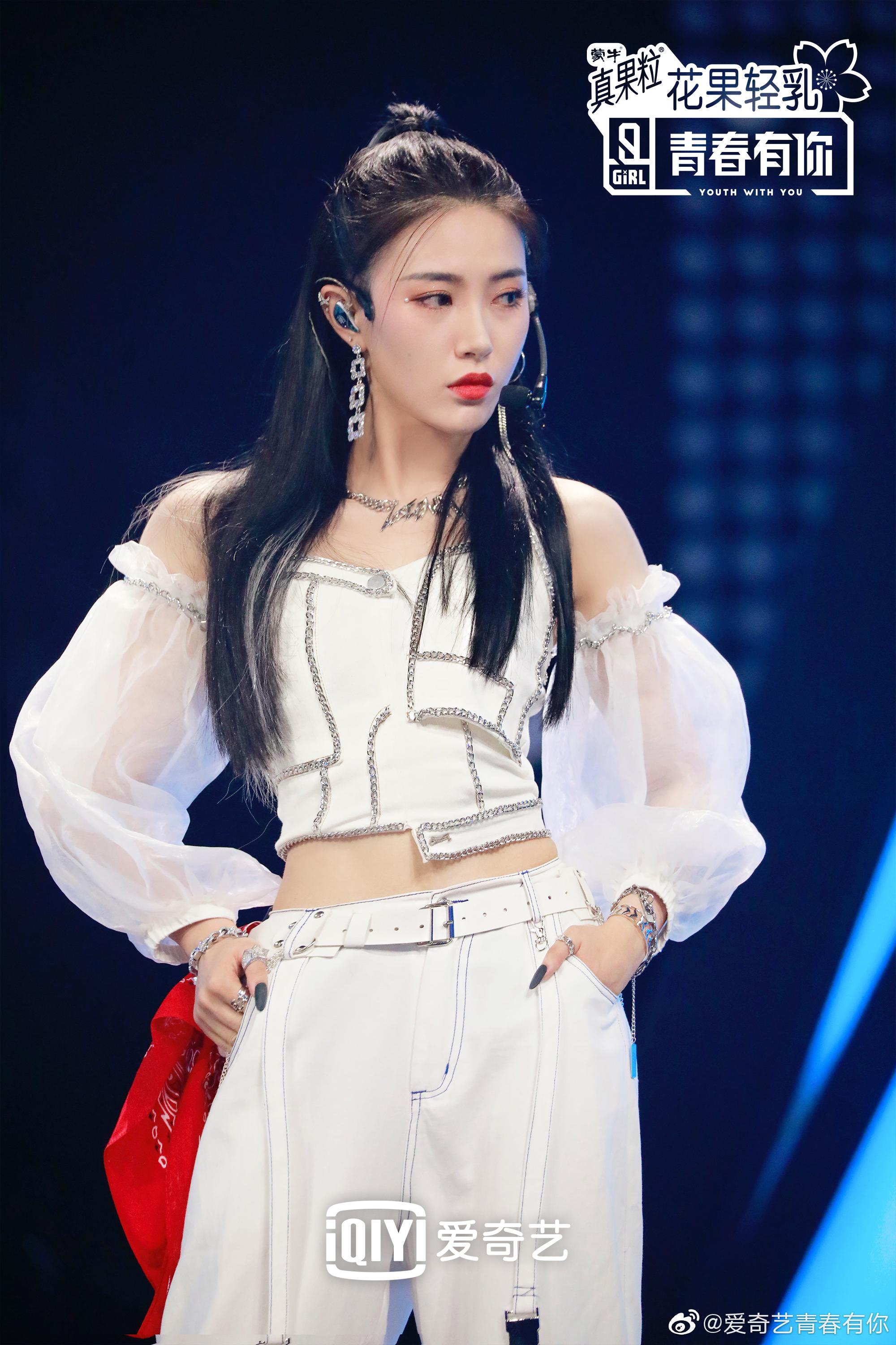 2 再来感受一下《a little bit》组@青春有你2-戴萌 ,@the9-孔雪儿