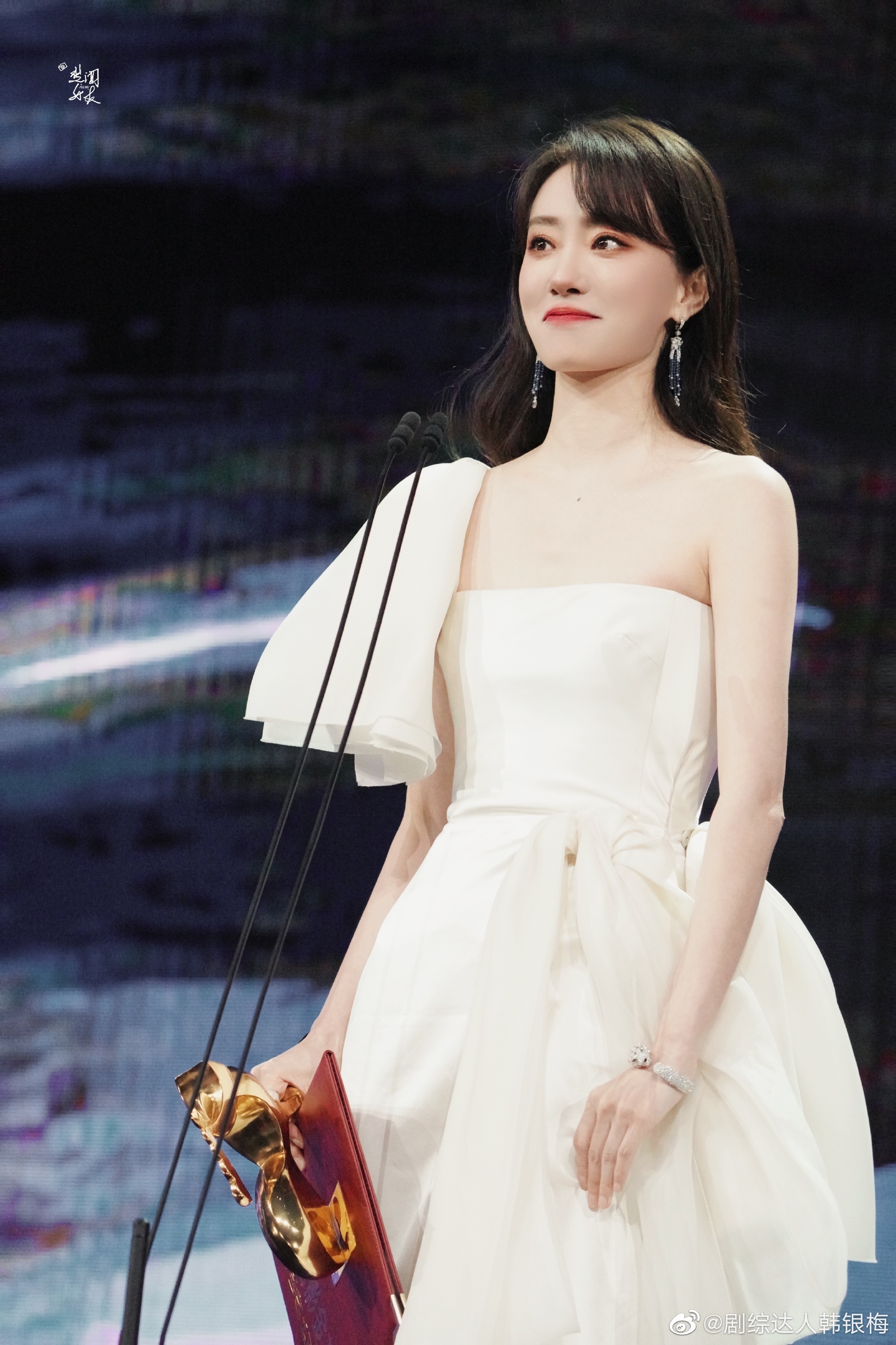 恭喜张小斐凭借你好李焕英获得金鸡影后