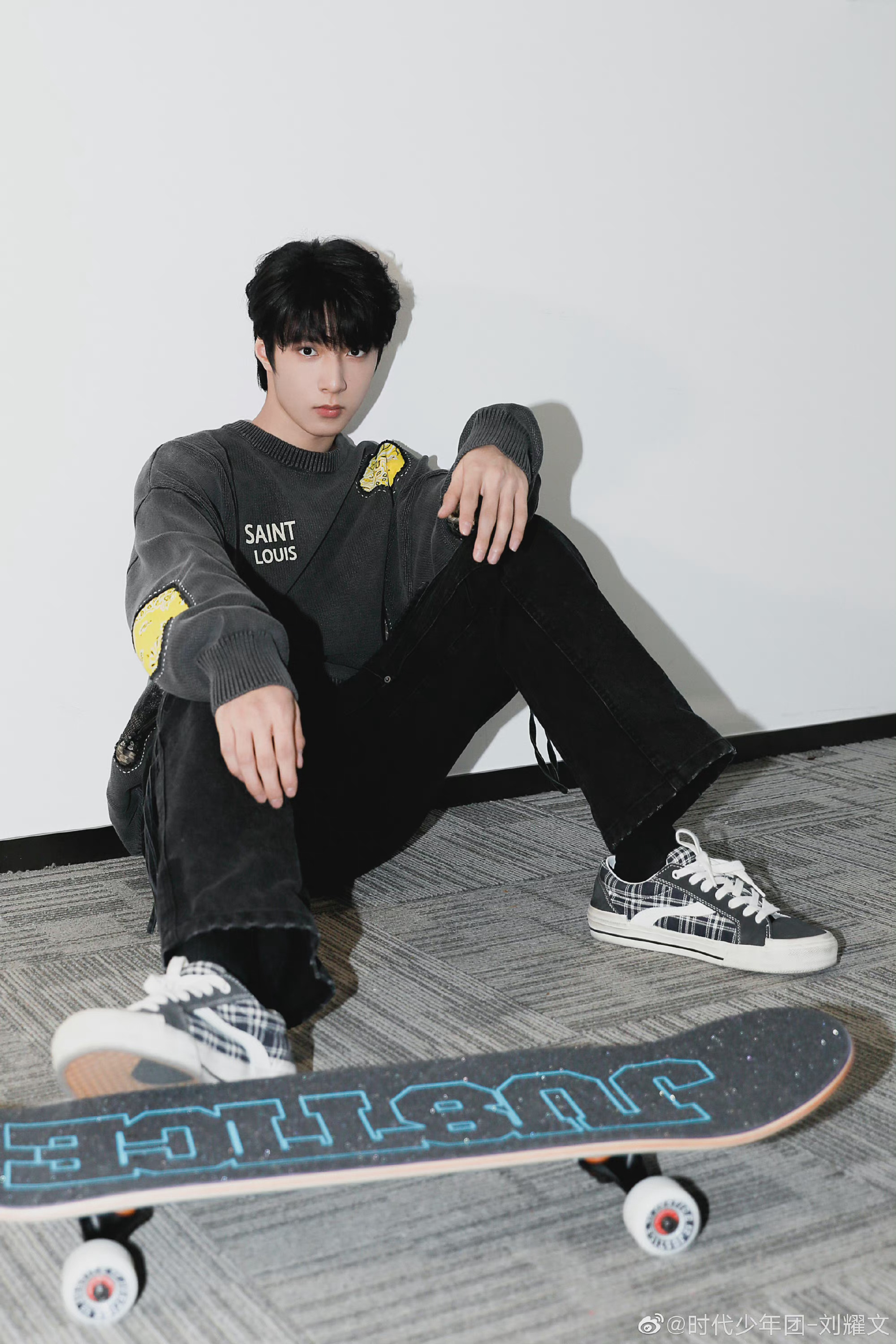 刘耀文晒滑板照,弟弟太帅了吧!腿真的好长,太优越了_高清图集_新浪网
