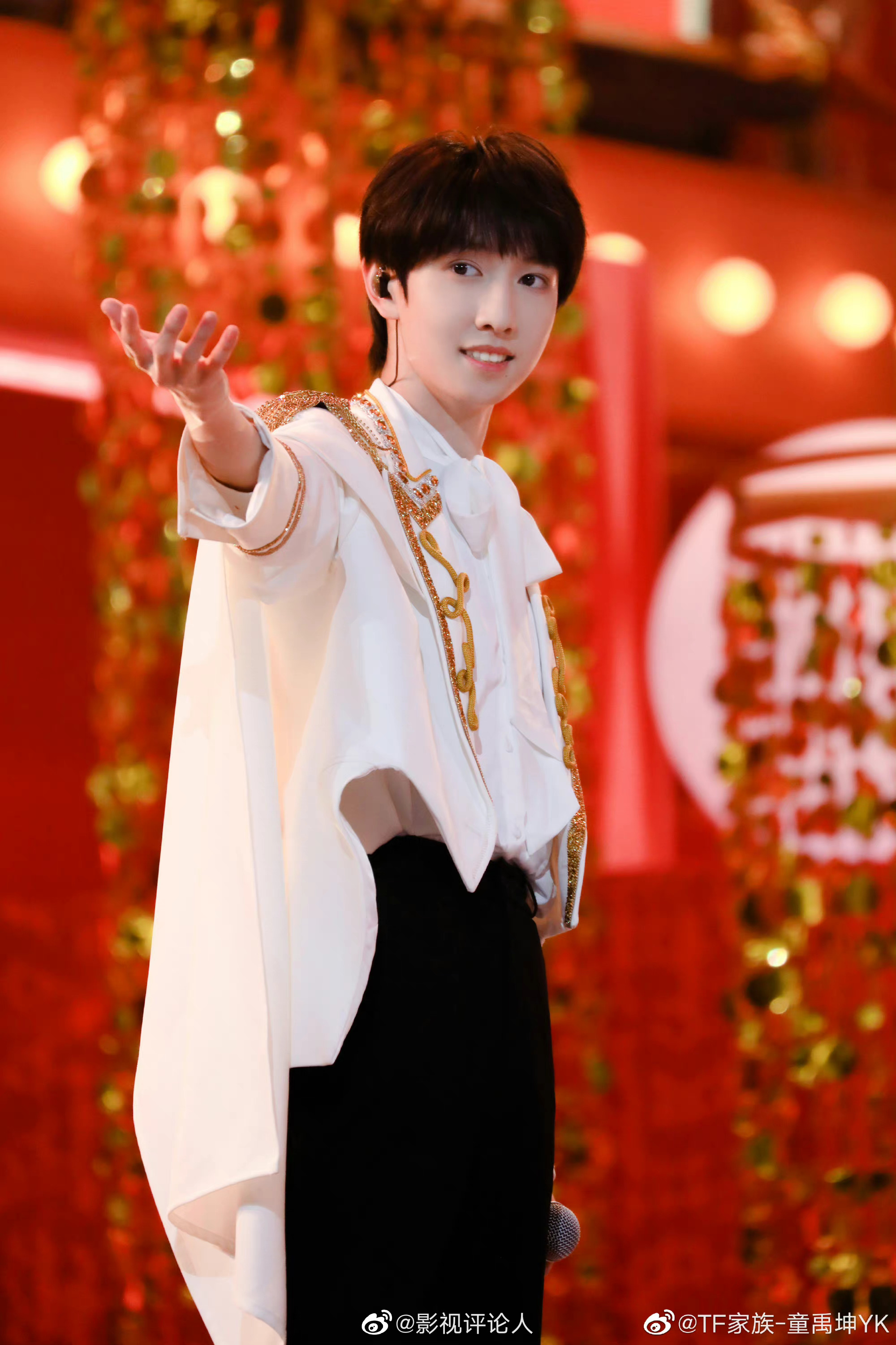 tf家族三代晒2023新年音乐会《瞬间》舞台花絮照__财经头条