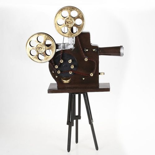 1888年,美国发明家托马斯·爱迪生首次提出了电影放映机.