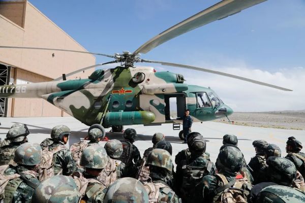 陆航飞行员为特战队员讲解索降注意事项武警新疆总队某支队特战队员做