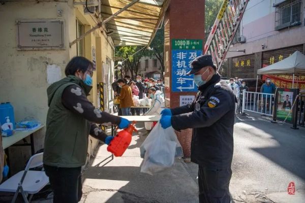 上海暂停跨省团队旅游及“机票＋酒店”业务！现场直击中风险小区：他们1分钟也没合眼…休闲区蓝鸢梦想 - Www.slyday.coM