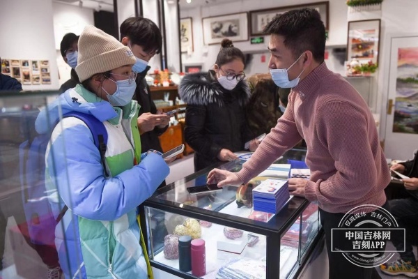 冬奥会特许商品热销 冰墩墩、雪容融两大“顶流”每天“秒空”休闲区蓝鸢梦想 - Www.slyday.coM