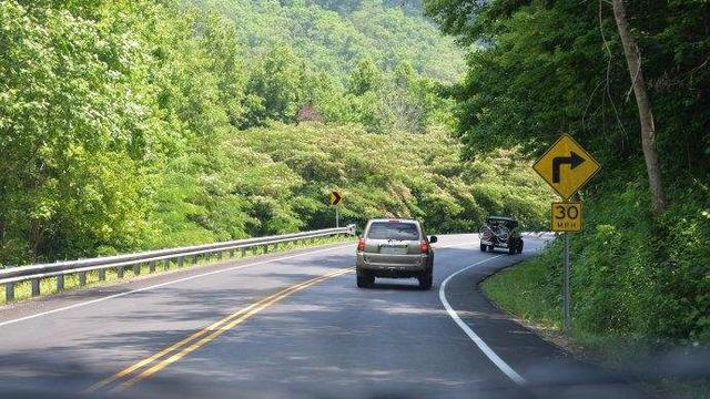 自驾游会遇到各种路况，遇到弯曲险峻的山路，该怎么应对？