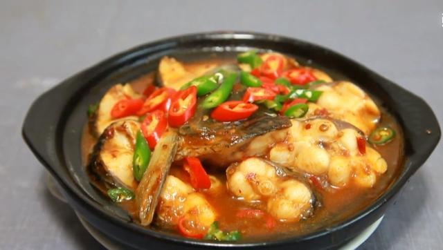 厨房师傅教你做砂锅焖草鱼,鲜香入味一点不腥,吃得连汤汁都不剩