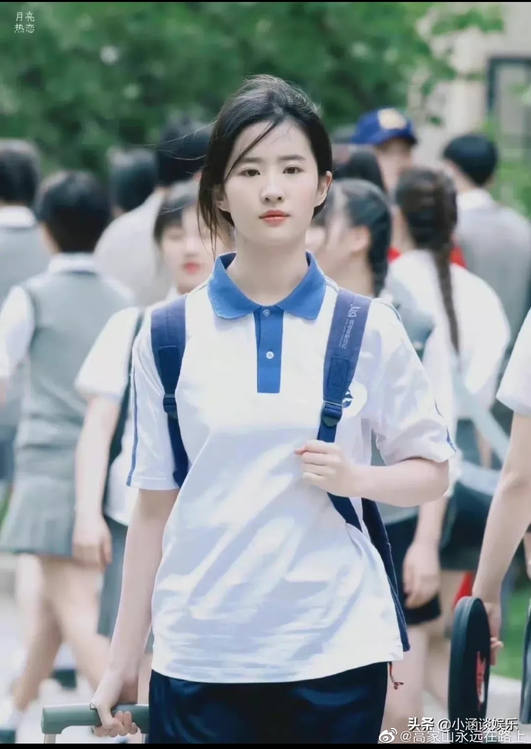 刘亦菲上学的时候,拍的照片,穿这校服也是美丽动人……_高清图集_新浪