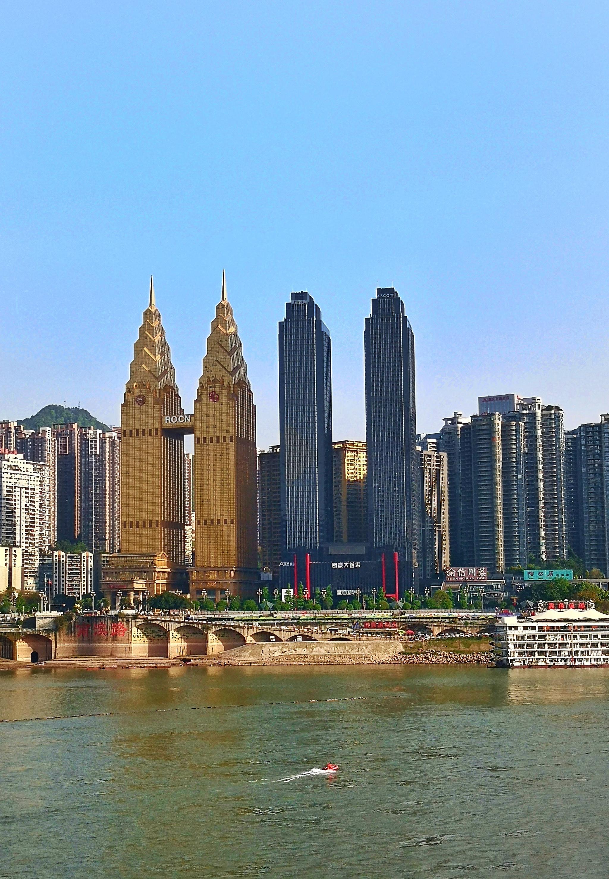天气晴好无云 随我透过一家酒店去看看重庆的山水风景