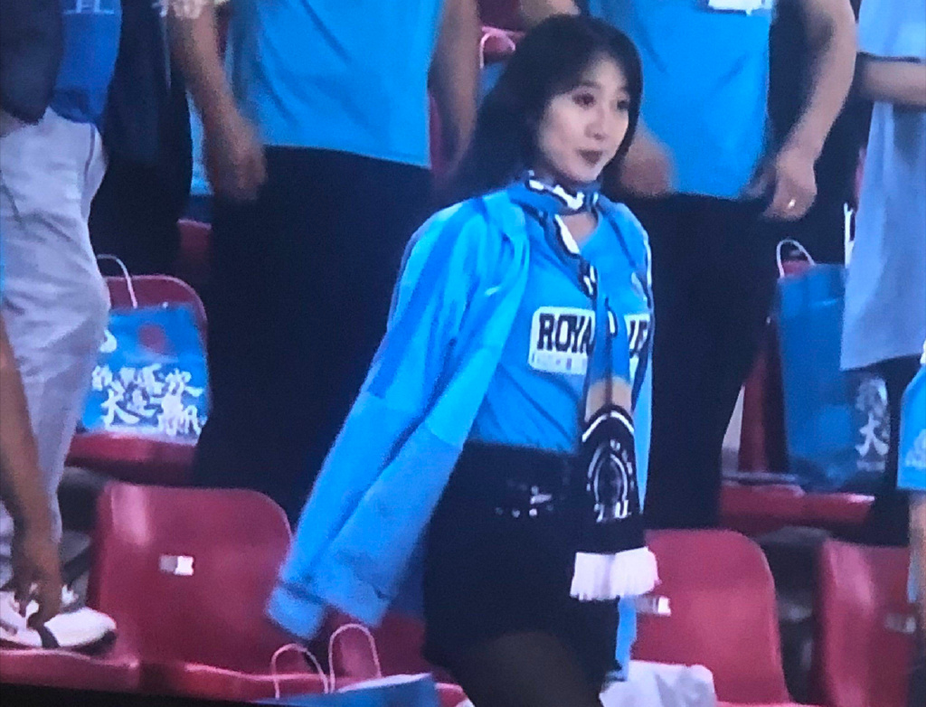 你喜欢哪一个?球迷点赞“导播”,与美女球迷有关,人数真不少休闲区蓝鸢梦想 - Www.slyday.coM 你喜欢哪一个?球迷点赞“导播”,与美女球迷有关,人数真不少休闲区蓝鸢梦想 - Www.slyday.coM