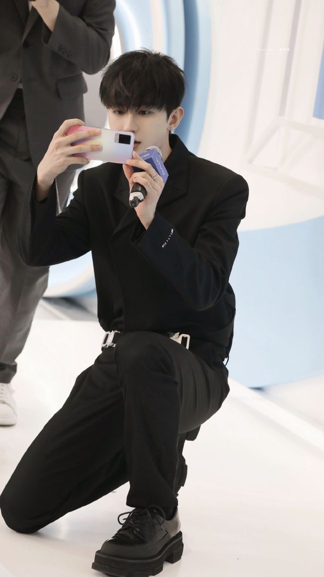 蔡徐坤,朱正廷出席活动新鲜路透 双颜霸一出手就知有没有