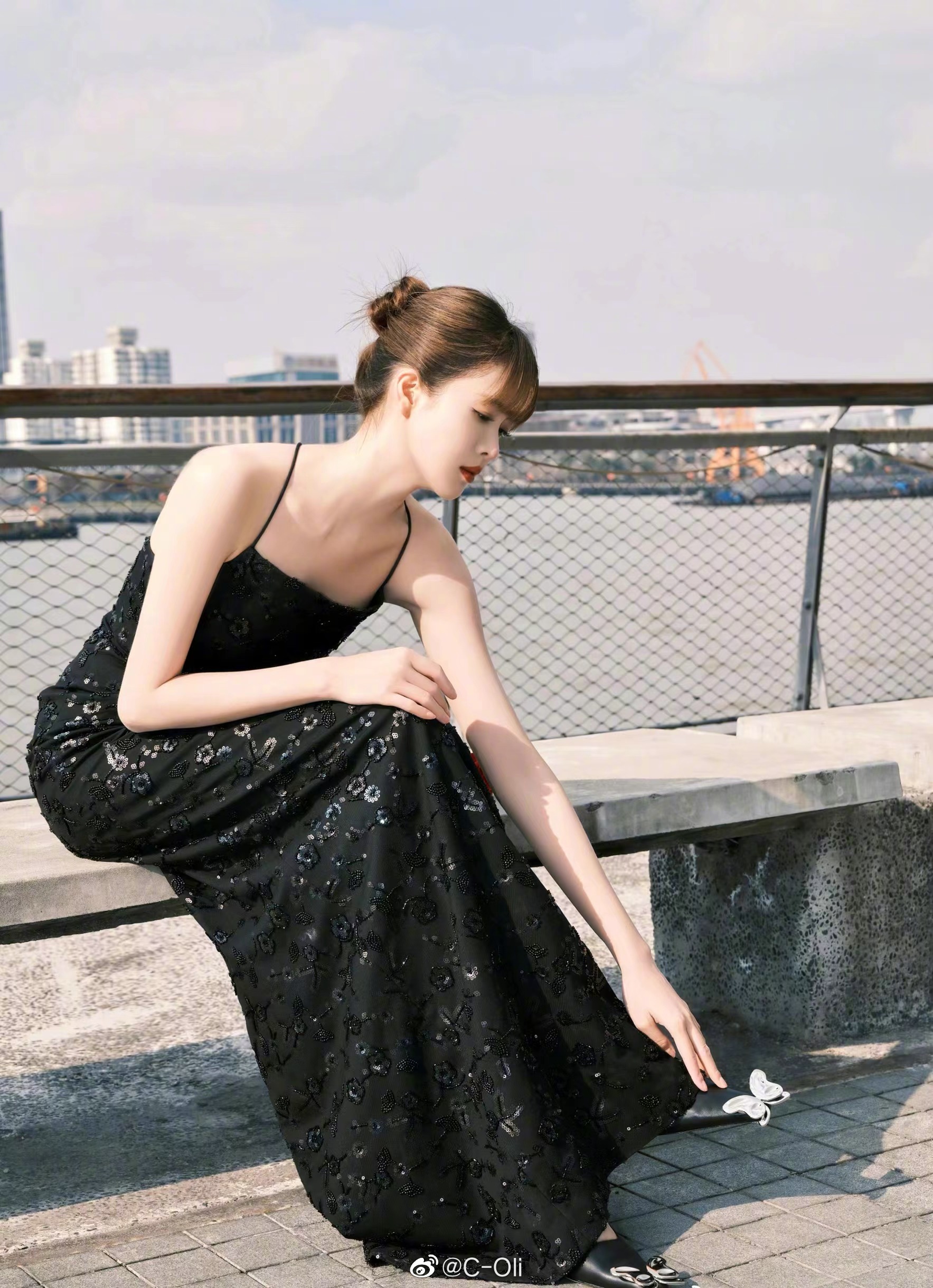 演员赵尧珂现身今晚的calvin luo 2022秋冬系列the first……__财经