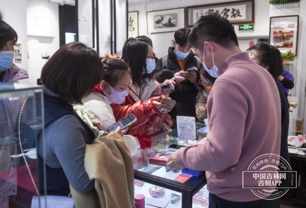 冬奥会特许商品热销 冰墩墩、雪容融两大“顶流”每天“秒空”休闲区蓝鸢梦想 - Www.slyday.coM