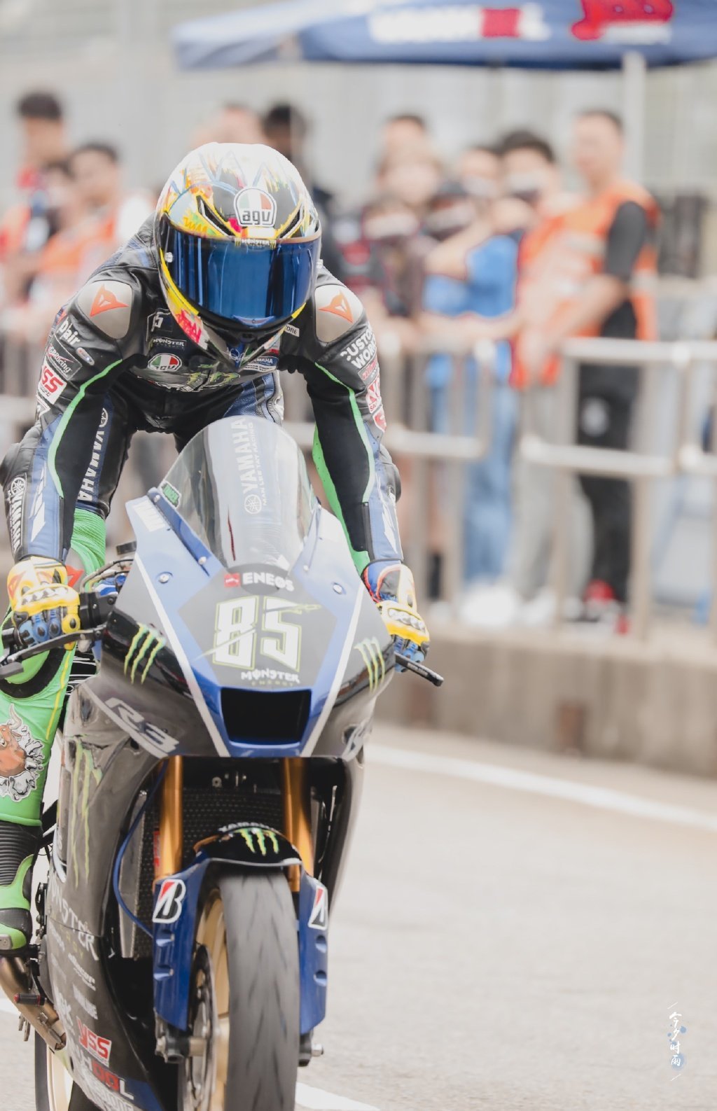 王一博戴鸭舌帽和墨镜,身着机车服,造型又酷又帅