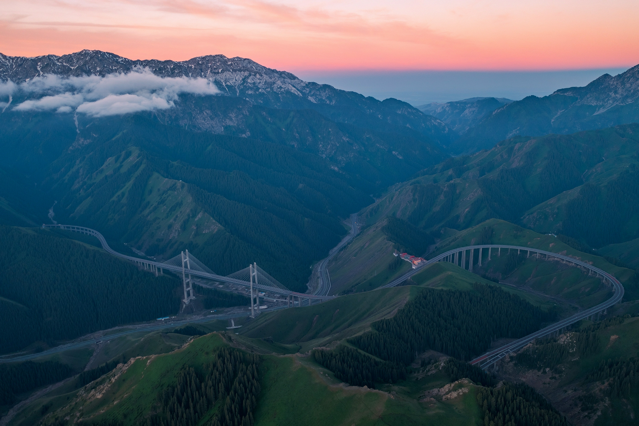 无人机航拍伊犁果子沟大桥,从落日到日出,穿越风雨与云雾